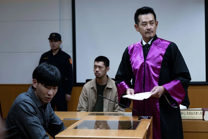 《地獄里長》「花甲四叔」柯叔元（右）驚喜客串檢察官