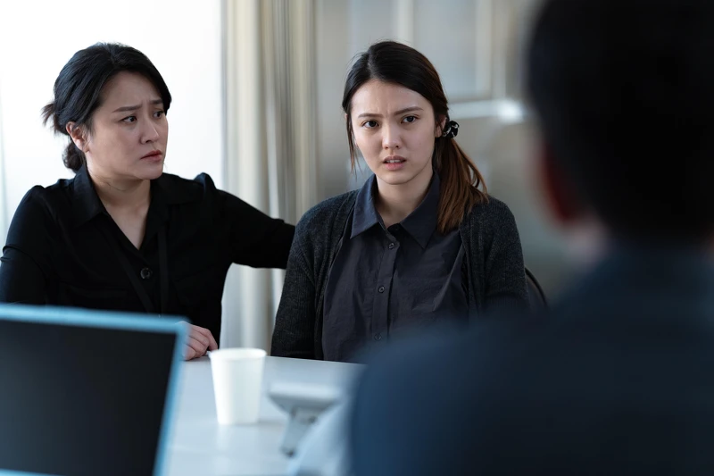 《地獄里長》林詩雅飾演移工看護「妮妮」，左為飾演社工的海裕芬