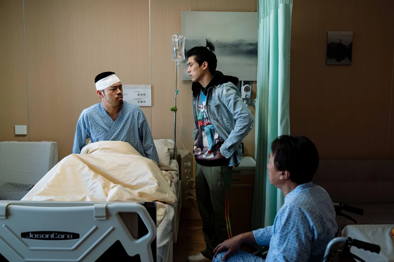 《地獄里長》陳大天（左）劇中追捕移工受傷，林哲熹（中）推著游安順（右）強行進病房探視