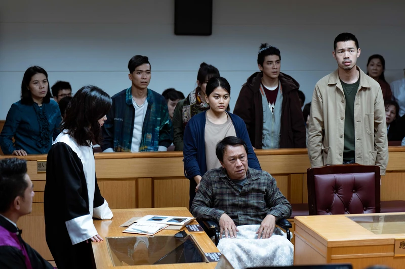 《地獄里長》游安順（右三）劇中中風坐輪椅，為兒子陳大天（右一）的案件上法庭