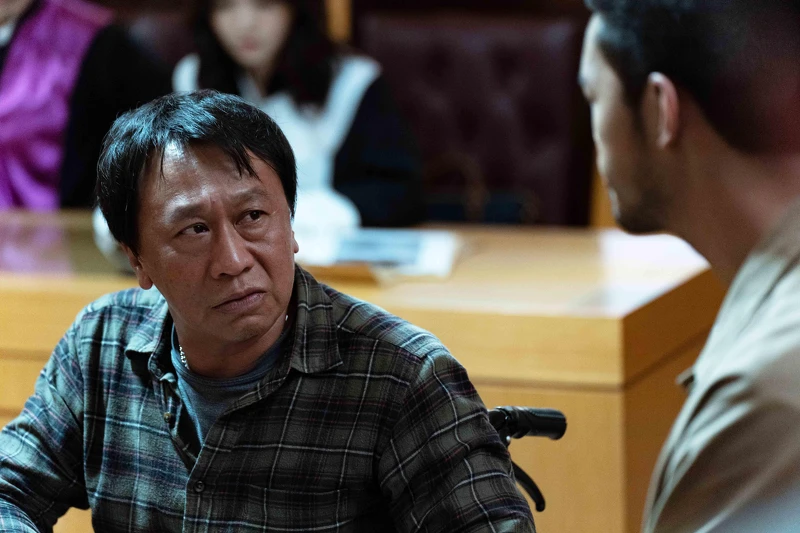 《地獄里長》游安順（左）飾演陳大天的退休警官爸爸