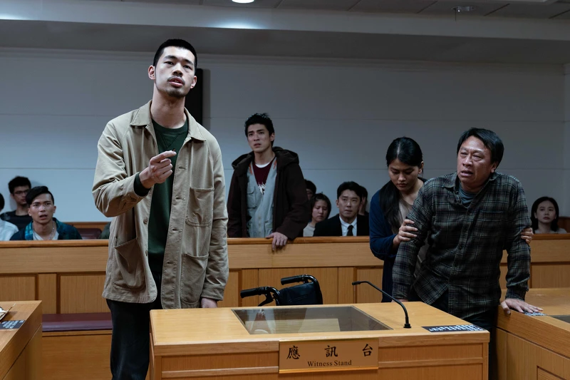 《地獄里長》游安順（前排右）劇中在法庭上涕淚縱橫勸兒子陳大天（前排左）說出真相