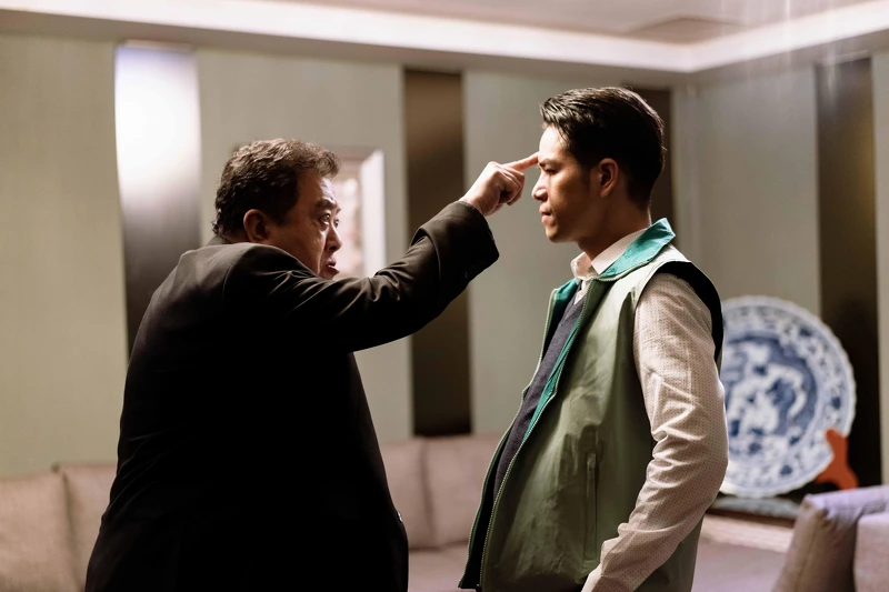 《地獄里長》林在培（左）戲裡暗中培養隆宸翰多年，背後勢力究竟深藏著什麼秘密？