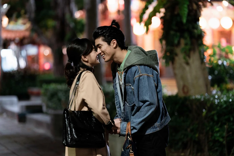 《地獄里長》林哲熹（右）、嚴正嵐劇中熱戀放閃