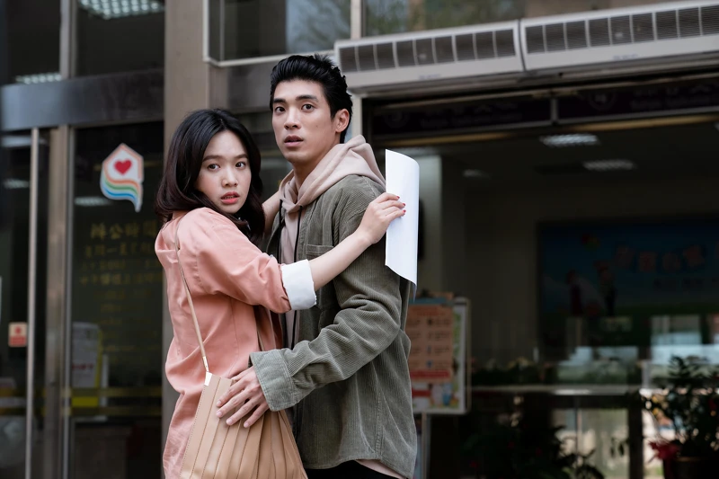 《地獄里長》林哲熹（右）、嚴正嵐劇中積極調查25年前彼此父母的意外身亡事件