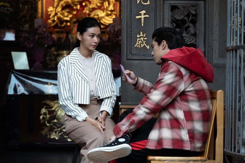 《地獄里長》林哲熹（右）劇中身為里長兼宮主，為郭源元解感情籤