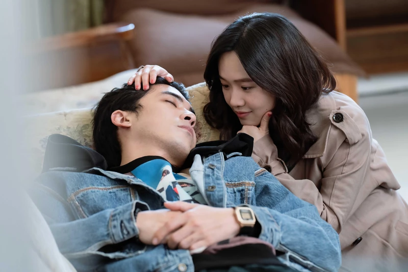 《地獄里長》林哲熹（左）劇中每天下午五點二十分就會全身癱軟，嚴正嵐陪伴在一旁