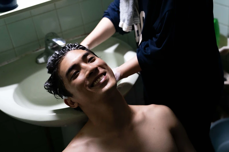 《地獄里長》林哲熹劇中被塗滿髮蠟，嚴正嵐幫忙洗頭動作太溫柔，令他直呼「洗了個寂寞！」