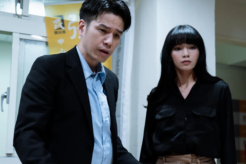 《地獄里長》郭源元（右）劇中除了是隆宸翰的助理，也是他的小三