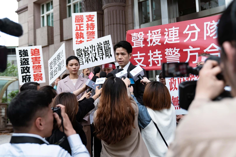 《地獄里長》隆宸翰（中）飾演行事作風囂張跋扈的立委，左為飾演其助理的郭源元