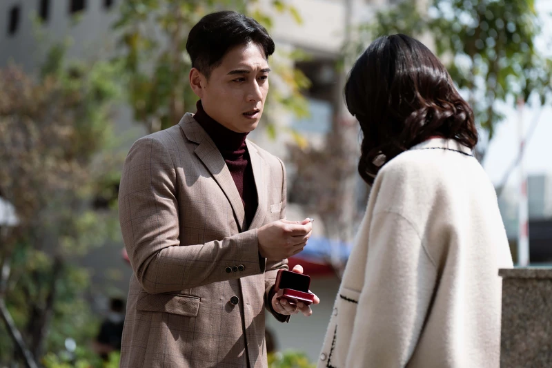 《地獄里長》鄭人碩（左）劇中示愛遭嚴正嵐果斷拒絕