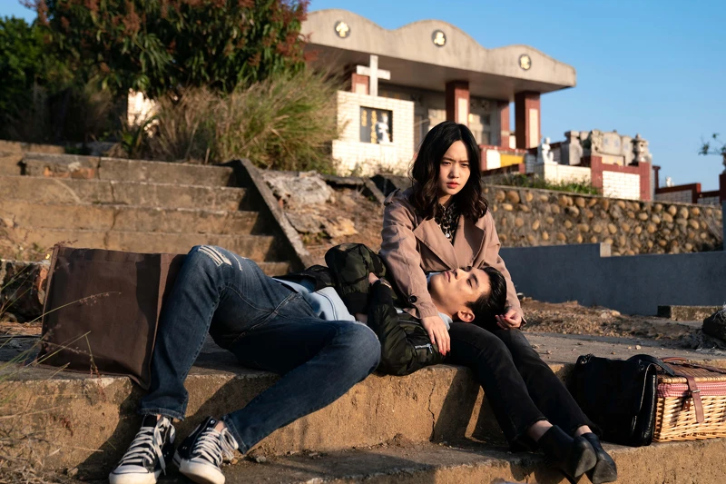 《地獄里長》嚴正嵐（右）、林哲熹劇中在墓仔埔約會，林哲熹自曝演到真的睡著