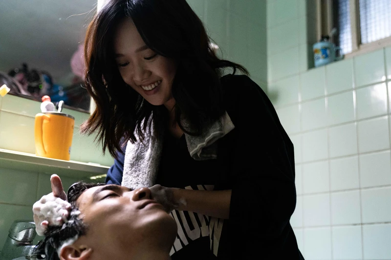 《地獄里長》嚴正嵐（右）劇中替林哲熹洗頭，實際上被猛虧技術不佳