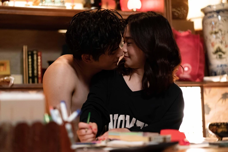 《地獄里長》嚴正嵐（右）劇中與林哲熹在家中佛堂前親熱，自認是吻戲尺度最大的一次