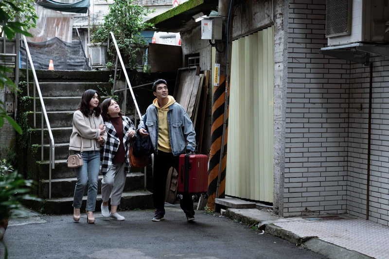 《地獄里長》嚴正嵐（左）劇中帶著媽媽鄭怡（中）住進林哲熹家