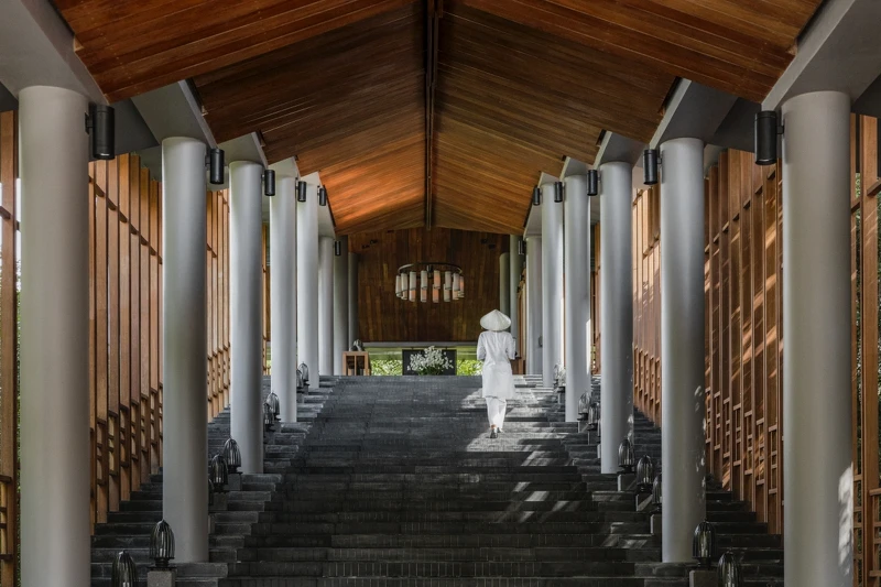 連結飯店的大廳入口，線條俐落現代，卻又富有越南當地風格。