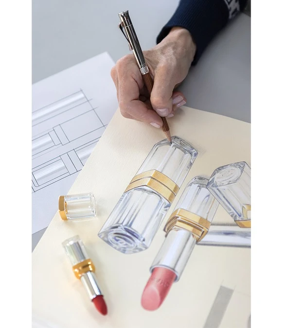 香奈兒包裝與平面設計創意部統籌Sylvie Legastelois手繪側拍 香奈兒包裝與平面設計創意部統籌Sylvie Legastelois手繪側拍