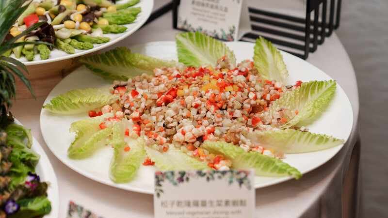台北遠東香格里拉精心推出永續婚禮專案菜色,此道為松子乾隆羅蔓生菜素蝦鬆。 台北遠東香格里拉精心推出永續婚禮專案菜色,此道為松子乾隆羅蔓生菜素蝦鬆。