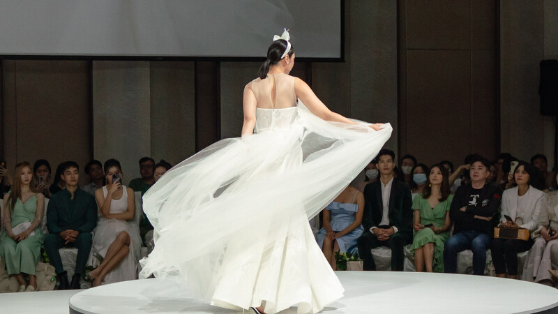 MACKENT GROUP黛莉公司設將寶特瓶再利用製成輕柔舒適的禮服。 MACKENT GROUP黛莉公司設將寶特瓶再利用製成輕柔舒適的禮服。