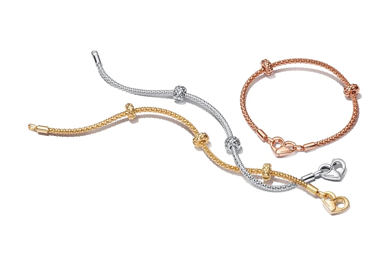 Pandora Moments粒紋項鏈(鍍14k金/玫瑰金) NT$11,580、粒紋手鏈(鍍14k金/玫瑰金) NT$6,880、粒紋固定釦(925銀) NT$1,580 (鍍14k金/玫瑰金) NT$2,080、Pandora Moments小型串飾耳環圈(925銀) NT$1,580 (鍍14k金/玫瑰金) NT$2,480。 Pandora Moments粒紋項鏈(鍍14k金/玫瑰金) NT$11,580、粒紋手鏈(鍍14k金/玫瑰金) NT$6,880、粒紋固定釦(925銀) NT$1,580 (鍍14k金/玫瑰金) NT$2,080、Pandora Moments小型串飾耳環圈(925銀) NT$1,580 (鍍14k金/玫瑰金) NT$2,480。