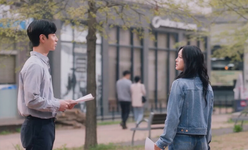 《驅魔麵館2》導輝(左)向哈娜(右)宣傳鋼琴教室課程