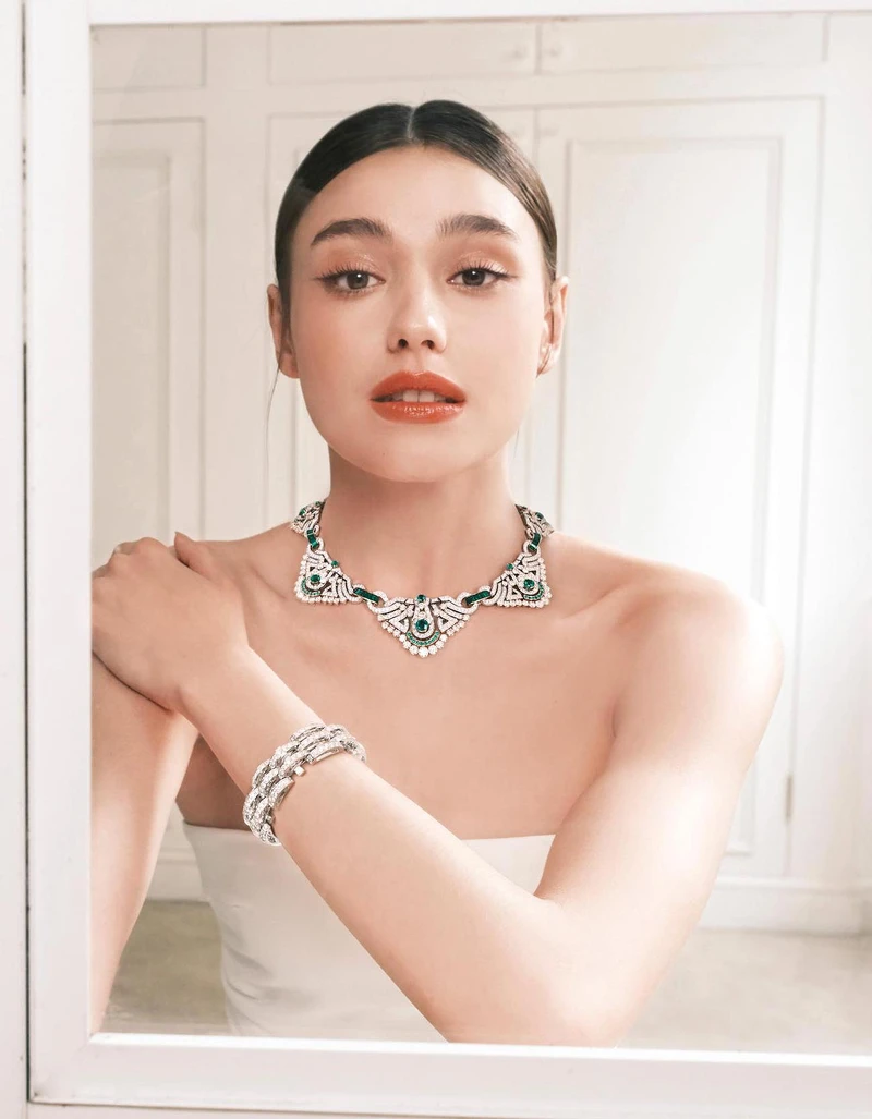 Golden Age項鍊，白K金、黃K金、祖母綠與鑽石；Damita 手鍊，白K金、鑽石。