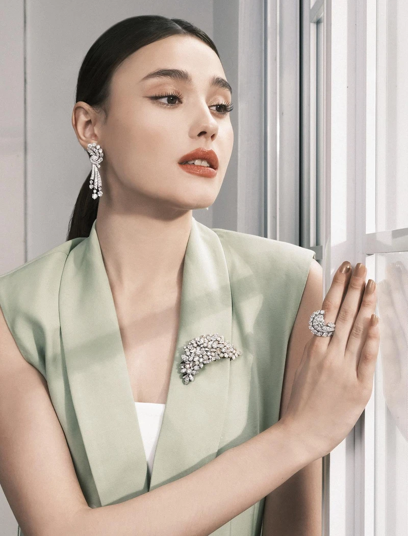 Vagues précieuses 耳環連可拆卸式吊墜，白K金、鑽石；Feuillage de diamants可轉換式胸針，白K金、玫瑰金、鑽石；Éventail de diamants戒指，白K金、玫瑰金、鑽石。