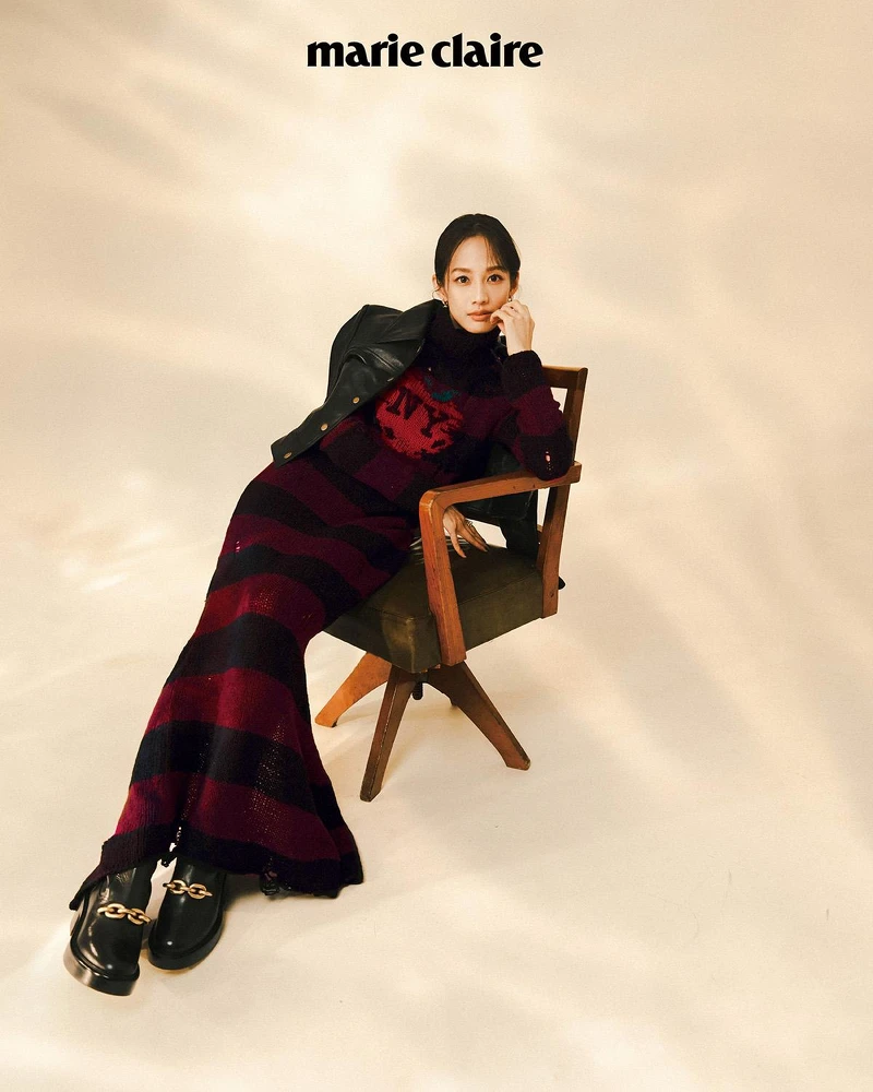 條紋針織洋裝、皮革外套、KENNA短靴，all by Coach