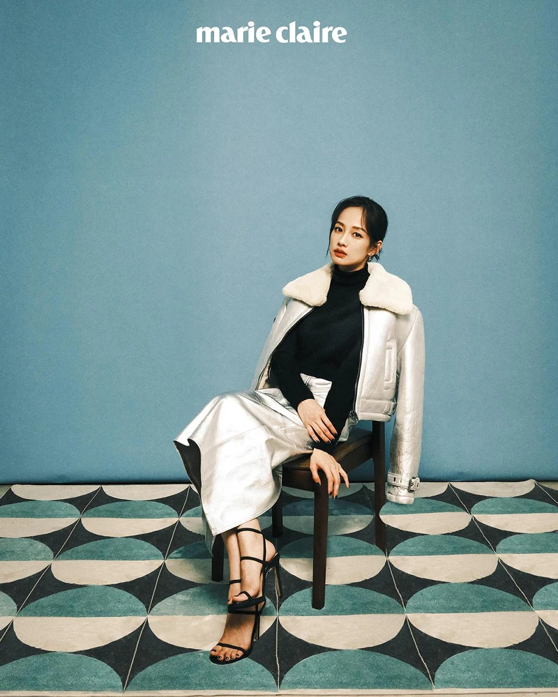 黑色高領毛衣、銀色皮革外套、銀色皮革裙，all by Coach。