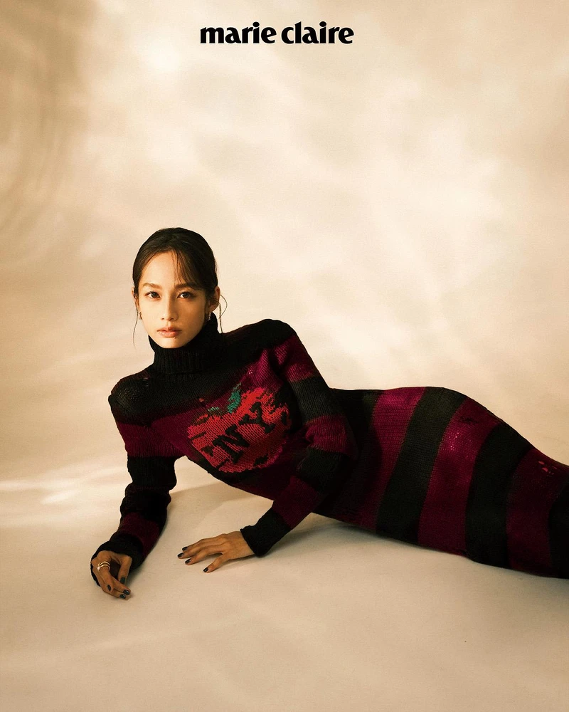 條紋針織洋裝by Coach；Danger Fang系列戒指、Danger Horn Novel系列耳環，all by Tasaki。