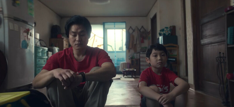 李才滿(左)和小強勳(右)坐在門口倒數計時等上學