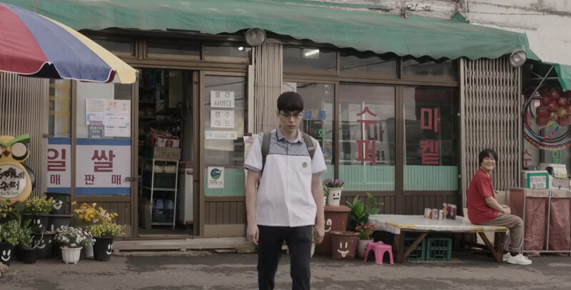 李才滿(右)和上學的強勳(右)說再見，但強勛有點愛理不理