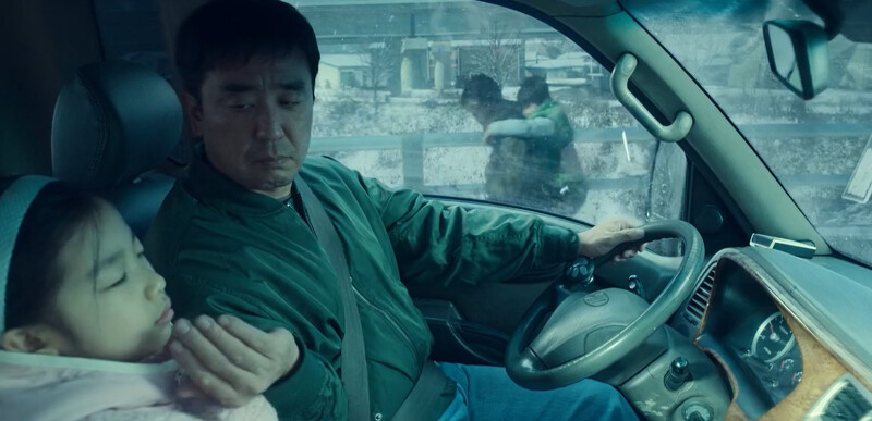 張洙源帶喜秀搬家時曾與揹著奉皙的李美賢(車窗外)擦身而過，各自躲藏