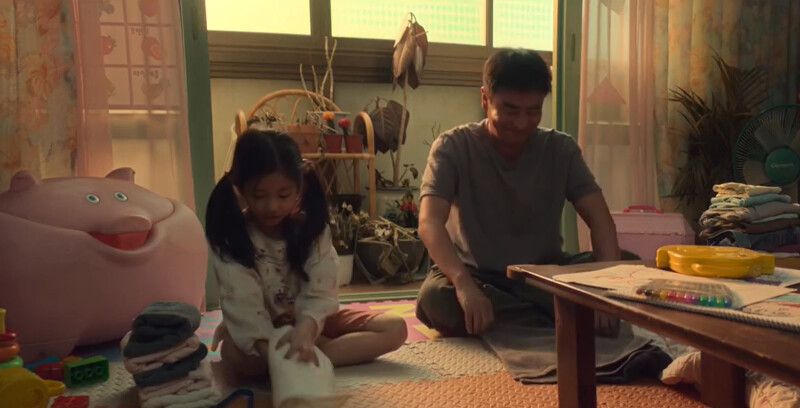 喜秀(左)是貼心的女兒，家事好幫手