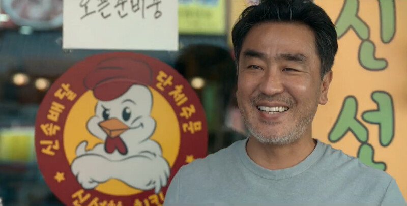 張洙源開新鮮炸雞店，Logo公雞長得有點像他自己