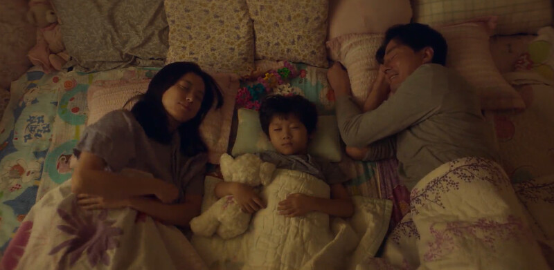 金斗植(右)和李美賢(左)夫妻睡前閒聊未來的夢想就是開炸豬排店