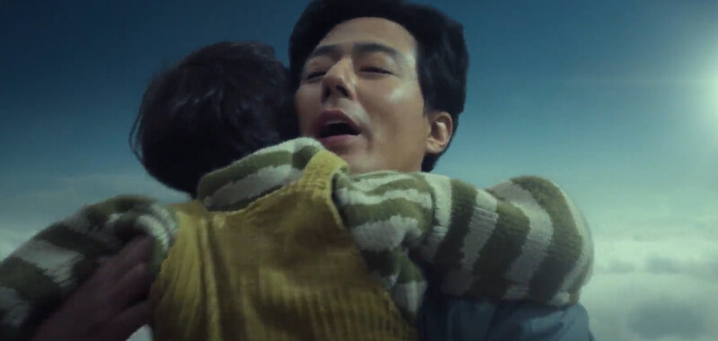 金斗植緊緊抱住走失的奉皙，溫柔安撫他