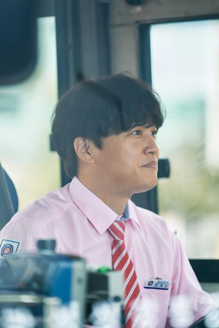 全啟道從電池裡讀取父親的遭遇，立志要為父親報仇