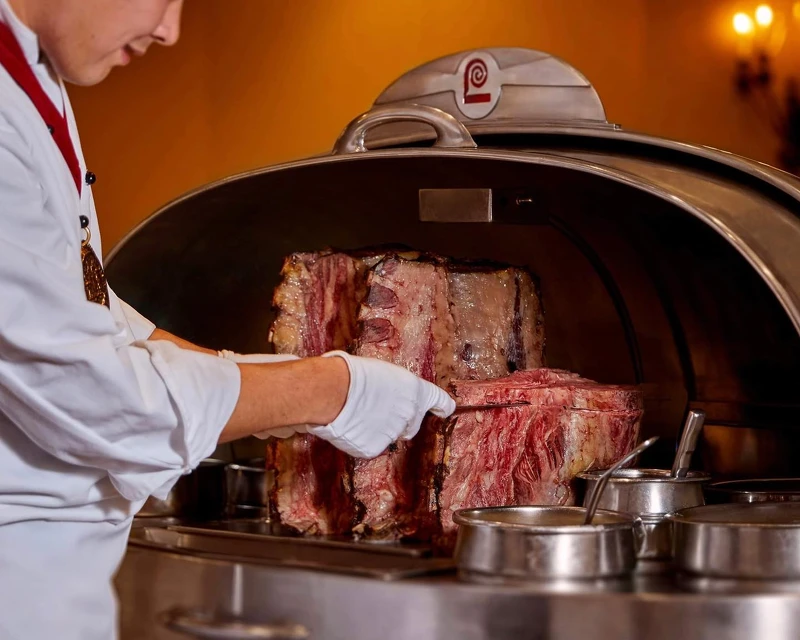 主廚將會把餐車推至桌邊進行上菜服務。 主廚將會把餐車推至桌邊進行上菜服務。