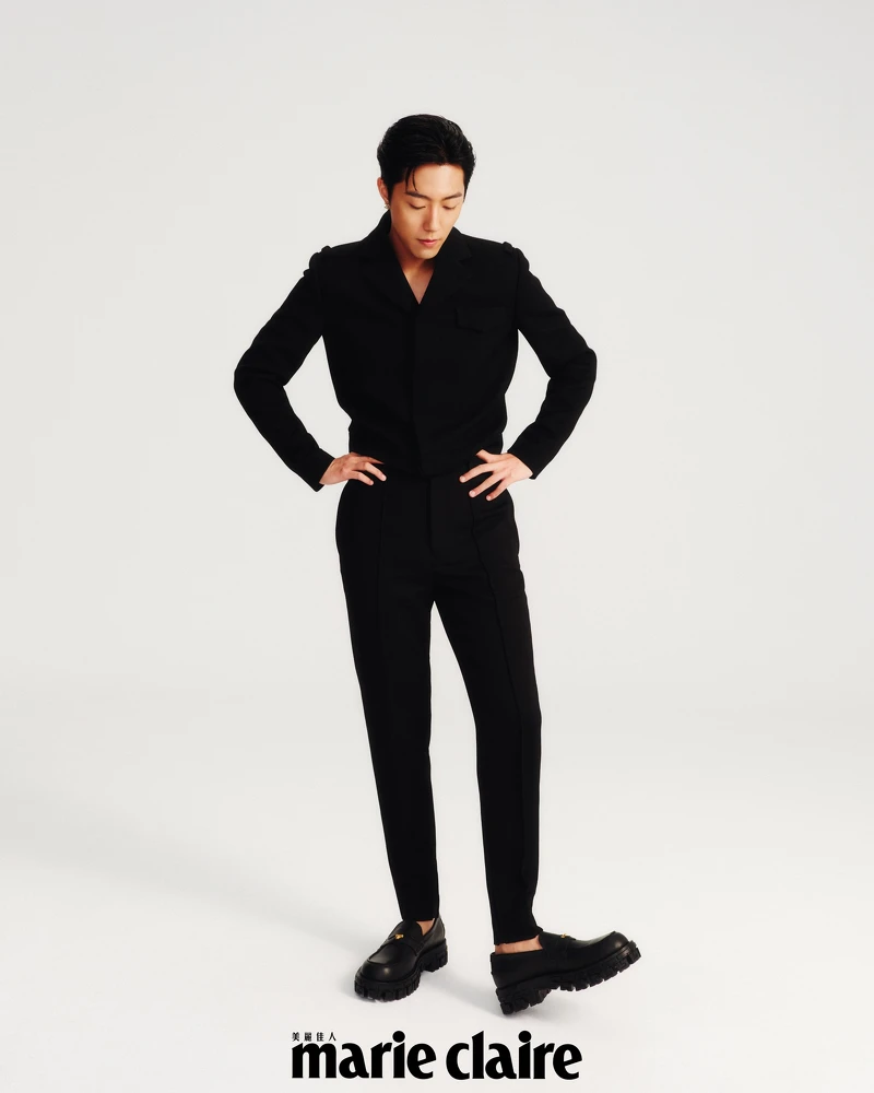 黑色羊毛夾克、黑色羊毛長褲，all by Prada；皮革樂福鞋，Versace；耳環，私物。 