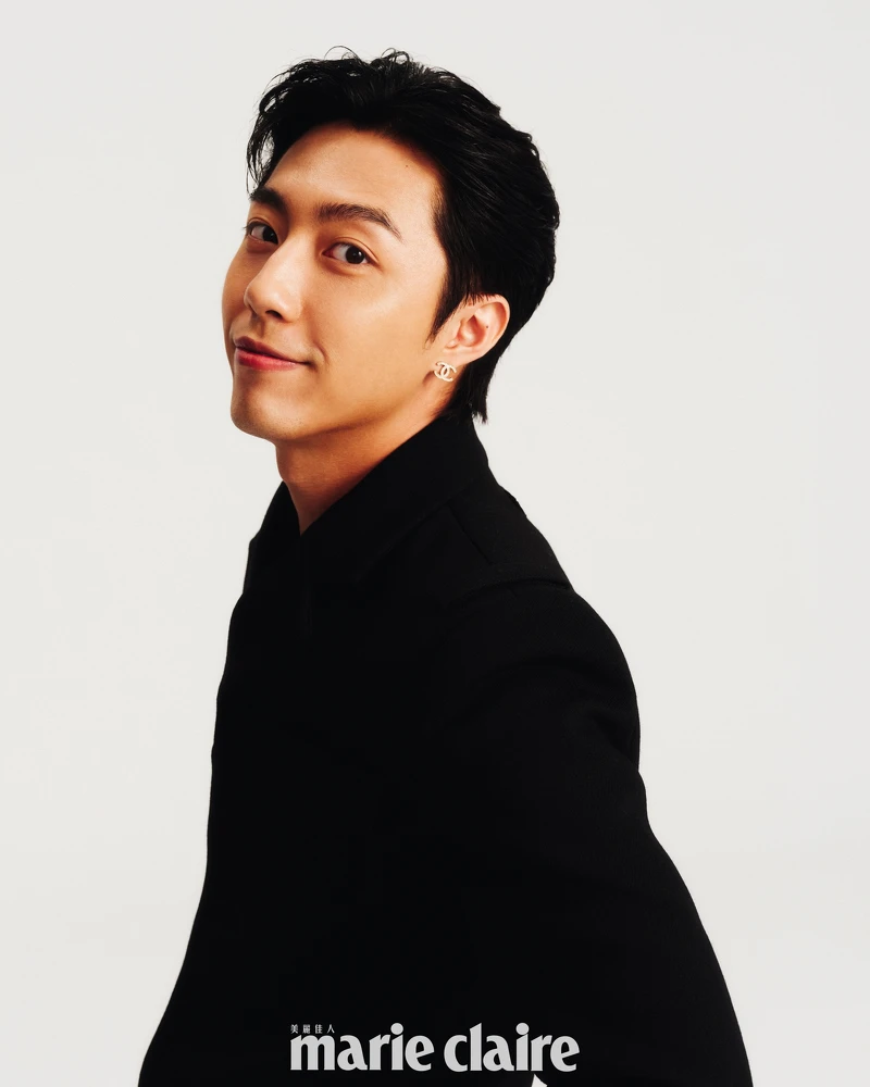 黑色羊毛夾克，Prada；耳環，私物。 