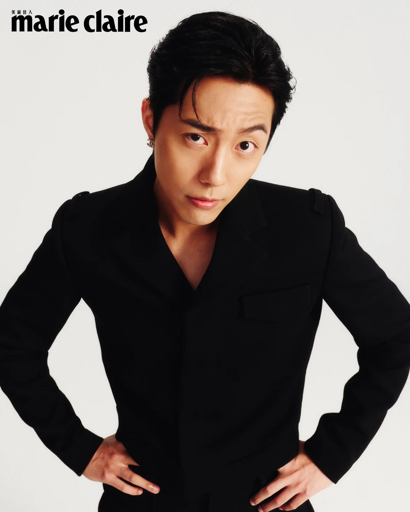 黑色羊毛夾克，Prada；耳環，私物。 