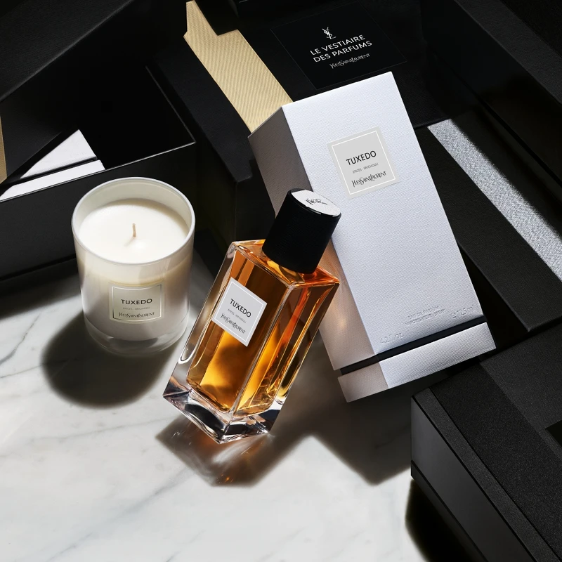 YSL 2023全新時尚訂製香氛蠟燭情境圖。 YSL 2023全新時尚訂製香氛蠟燭情境圖。