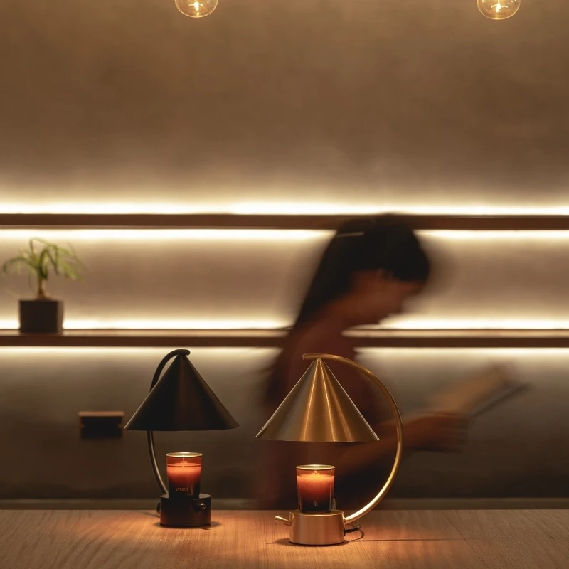 VANA LUNA彎月款香氛暖燈(神秘黑、復古黃銅),NT5,880 VANA LUNA彎月款香氛暖燈(神秘黑、復古黃銅),NT5,880