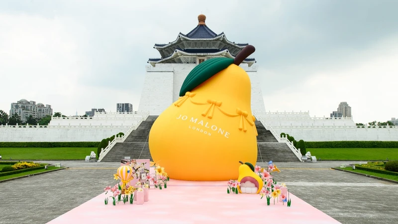 Jo Malone London全球首座巨型英國梨造型裝置藝術。