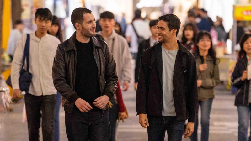 《榮耀之路》眼見其他演員和工作人員開心大啖麻辣鍋等台灣美食,卡里姆(左)卻只能一天只吃一餐低卡水果餐果腹,最終他也成功達成導演的期許,在短時間內減重17公斤 《榮耀之路》眼見其他演員和工作人員開心大啖麻辣鍋等台灣美食,卡里姆(左)卻只能一天只吃一餐低卡水果餐果腹,最終他也成功達成導演的期許,在短時間內減重17公斤