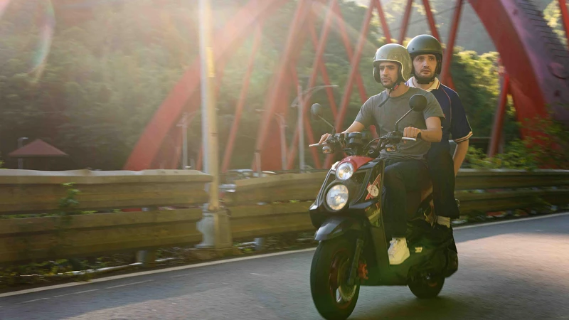 《榮耀之路》伊斯梅爾與弟弟埃沙走訪過的景點,包含烏來、小巨蛋、西門町等地,也都是導演阿米當年與弟弟真實走過的場景 《榮耀之路》伊斯梅爾與弟弟埃沙走訪過的景點,包含烏來、小巨蛋、西門町等地,也都是導演阿米當年與弟弟真實走過的場景