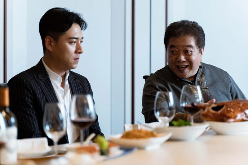 《地獄里長》鄭人碩(左)與資深演員林在培飾演父子,關係緊張一觸即發 《地獄里長》鄭人碩(左)與資深演員林在培飾演父子,關係緊張一觸即發