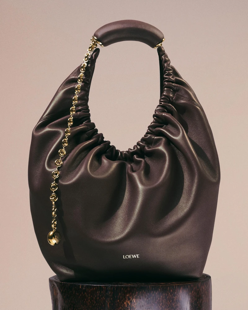 Loewe Squeeze 黑色納帕小羊皮中款肩背包,NT$146,000。 Loewe Squeeze 黑色納帕小羊皮中款肩背包,NT$146,000。