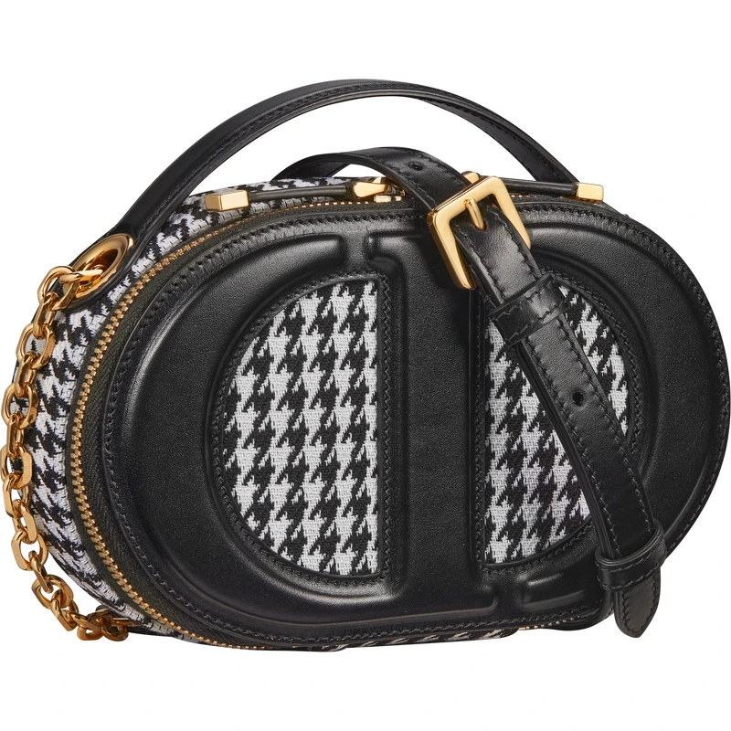 Dior CD SIGNATURE 橢圓形千鳥格紋緹花拼接小牛皮相機包,NTD77,000。 Dior CD SIGNATURE 橢圓形千鳥格紋緹花拼接小牛皮相機包,NTD77,000。
